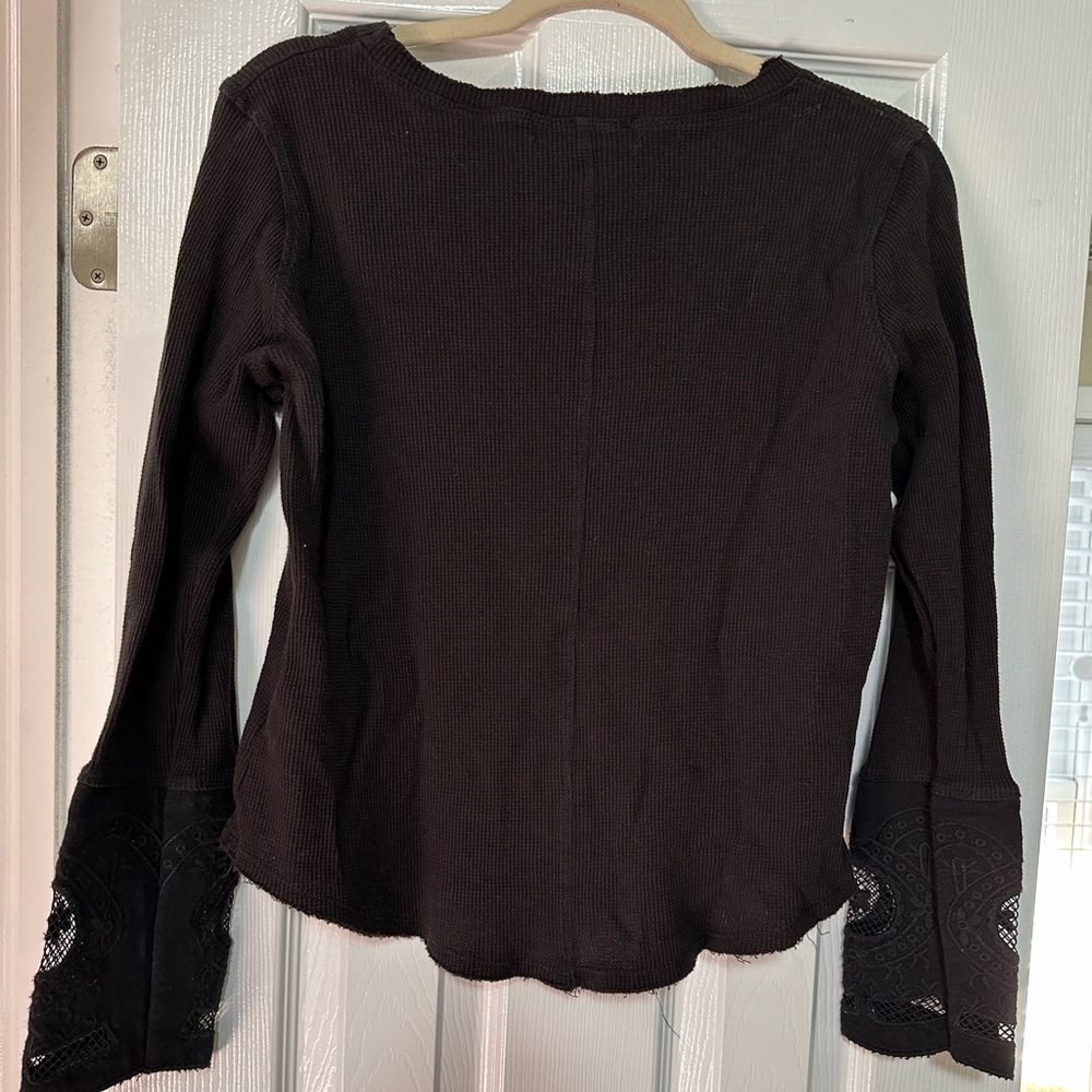 Able. Black Petite waffle shirt with heavy lace cuffs size XL